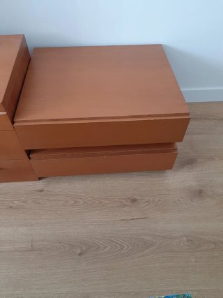 Mesilla y dos cajoneras de madera