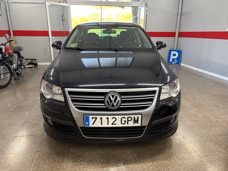Volkswagen Passat 2009, foto 2