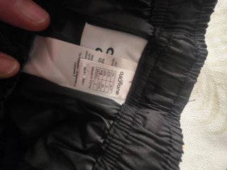 Chaqueta impermeable negra, casco y riñonera