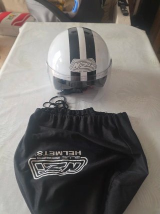 Chaqueta impermeable negra, casco y riñonera