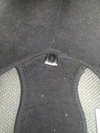 Chaqueta impermeable negra, casco y riñonera