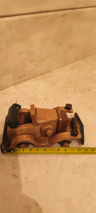 Auto d'epoca in legno artigianale