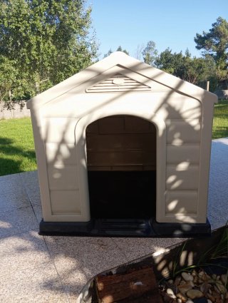 Caseta para perros de resina