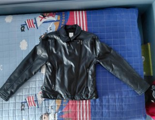 Chaqueta de piel sintética negra Sfera talla 13-14