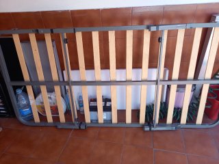 Somier nuevo y reforzadode láminas con patas .