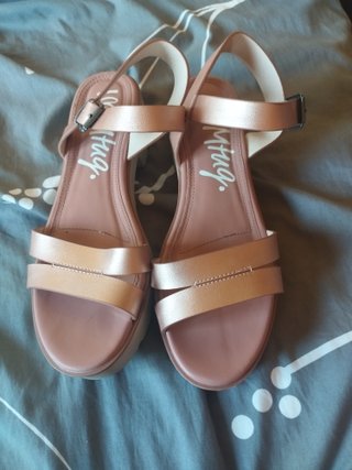 Sandalias Mustang doradas y rosas