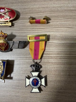 Lote de Distintivos y Condecoraciones Militares