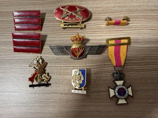 Lote de Distintivos y Condecoraciones Militares