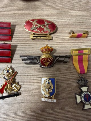 Lote de Distintivos y Condecoraciones Militares
