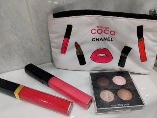 Estuche Chanel con pintalabios y sombras