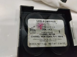 Estuche Chanel con pintalabios y sombras