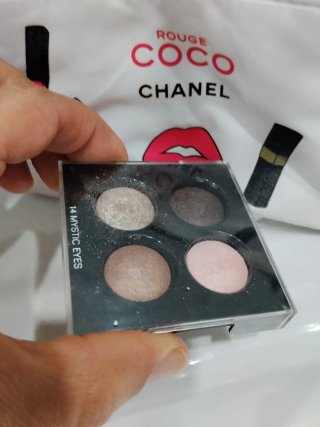 Estuche Chanel con pintalabios y sombras