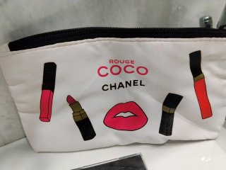 Estuche Chanel con pintalabios y sombras