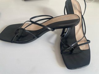Sandalias Zara tacón bajo negras polipiel