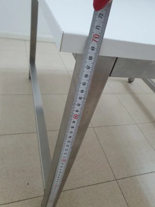 4  Mesas de Madera y Acero Inoxidable