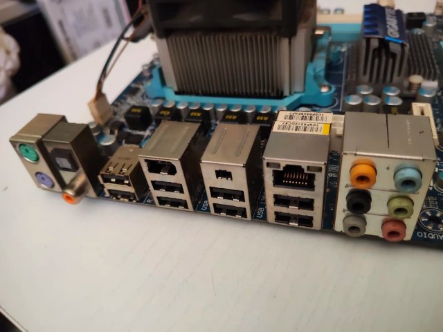 Placa Base Gigabyte GA-MA770T-UD3