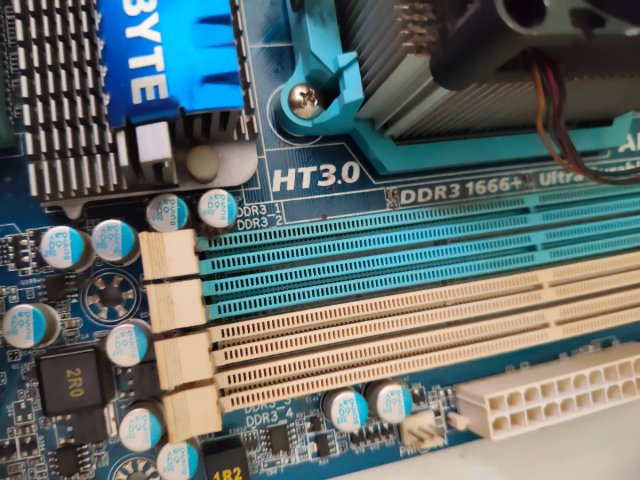 Placa Base Gigabyte GA-MA770T-UD3