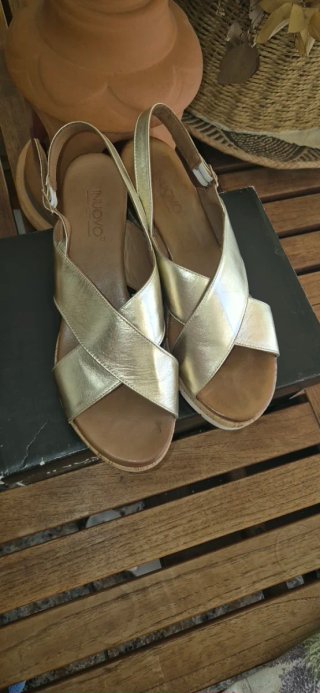 Sandalias doradas Inuovo piel talla 40