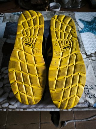 Zapatos de seguridad Kapital negros y amarillos