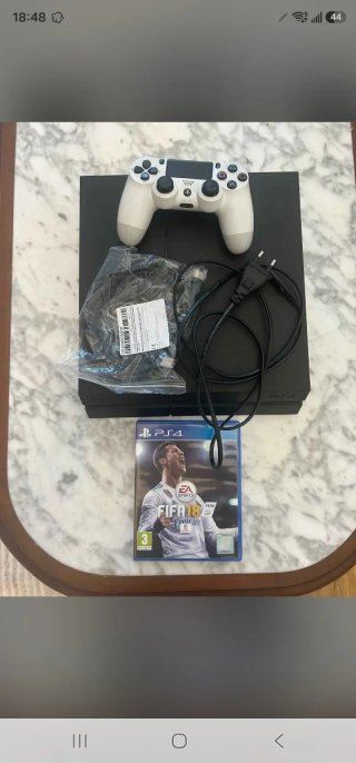 PS4 (PlayStation 4) Negra + FIFA 18