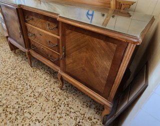 Elegante aparador de madera de estilo clásico