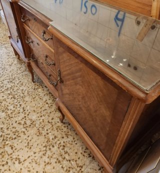 Elegante aparador de madera de estilo clásico
