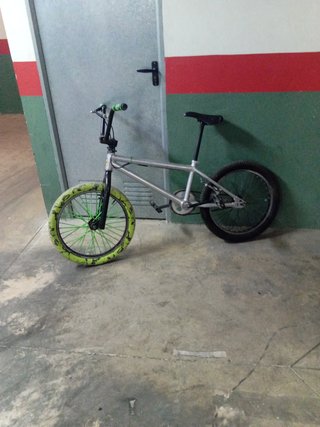 Bicicleta BMX Gris y Verde