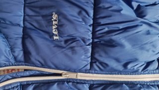 Chaqueta Levi's azul acolchada con capucha