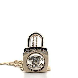 Colgante Chanel con diseño de candado