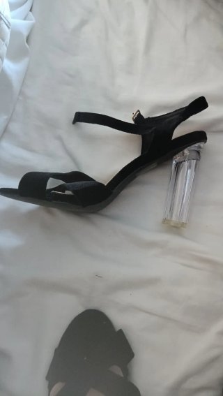 Sandalias Negras con Tacón Transparente