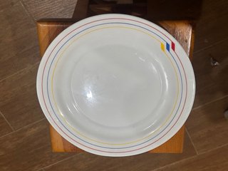 Fuente de cerámica con líneas de colores