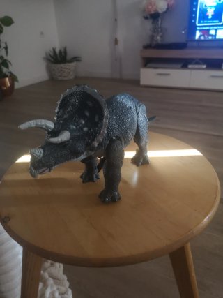 Dinosaurio Triceratops de juguete