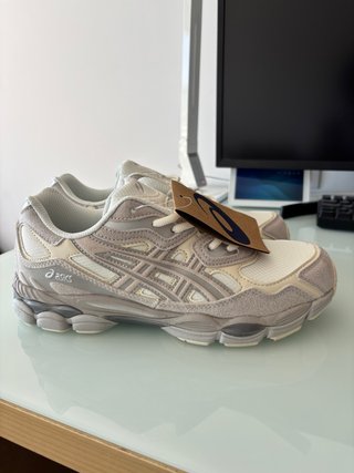 Zapatillas Asics beige y grises