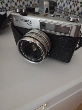 Cámara Vintage Yashica con Funda