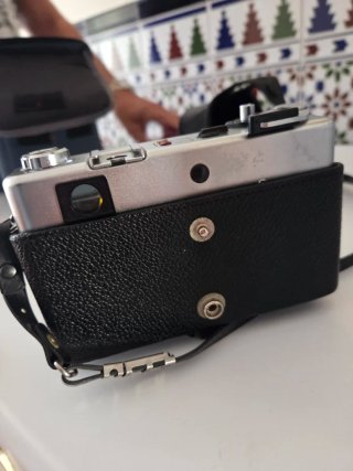 Cámara Vintage Yashica con Funda