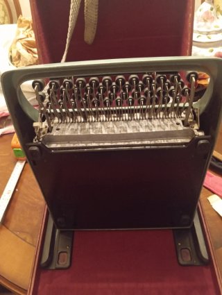 MAQUINA DE ESCRIBIR Olivetti Studio 44