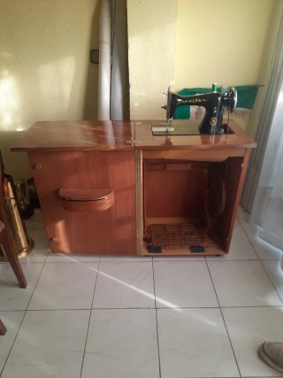 Máquina de coser vintage ALFA con mueble.