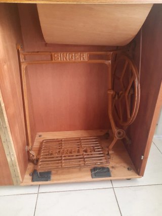 Máquina de coser vintage ALFA con mueble.