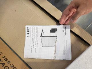 Puerta de garaje motorizada a estrenar, con golpe