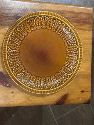 Plato de cerámica marrón con relieve