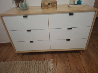 Cómoda de dormitorio blanca y madera