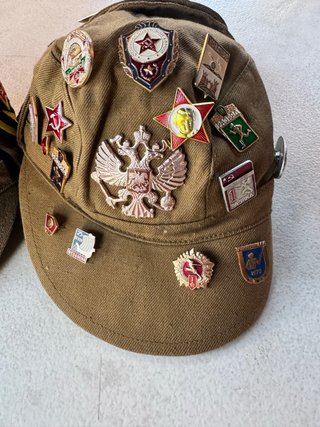 Gorra militar estilo soviético con insignias