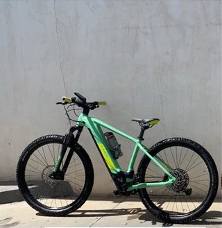 Bicicleta eléctrica Cube verde negociable