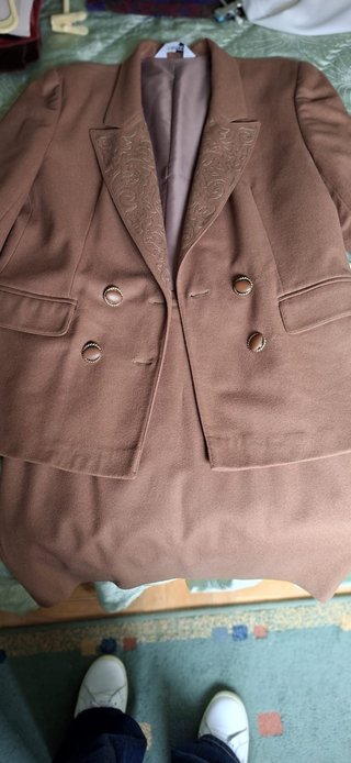 Traje chaqueta y falda beige
