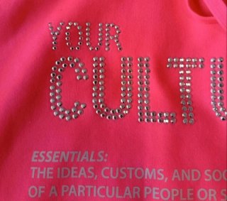 Sudadera rosa con pedrería 'Your Culture'
