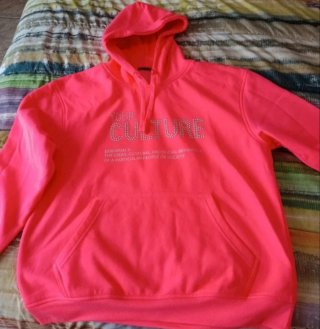 Sudadera rosa con pedrería 'Your Culture'
