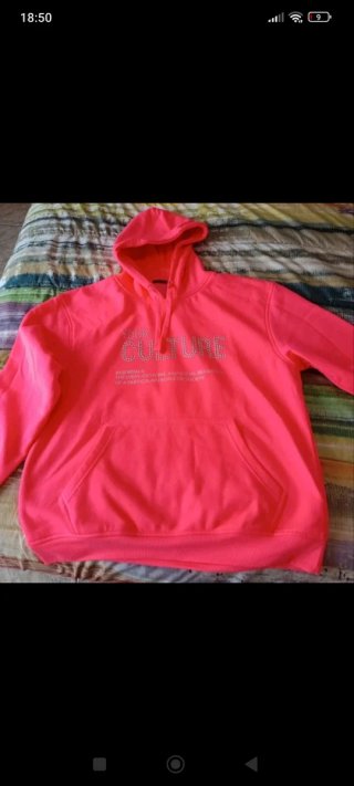 Sudadera rosa con pedrería 'Your Culture'