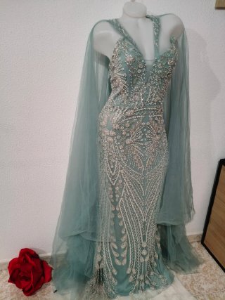 Vestido de fiesta con pedrería y capa