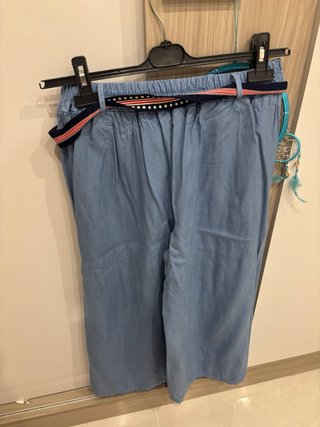 Pantalón ancho azul con cinturón