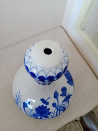 Porrón o botijo de cerámica azul y blanco